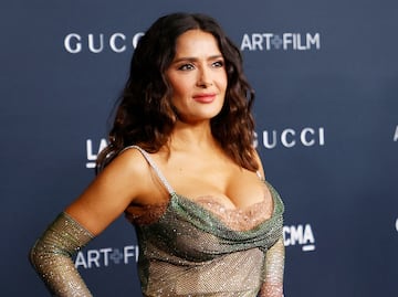 Salma Hayek ‘roba miradas’ con vestido de cristales y escote en gala LACMA