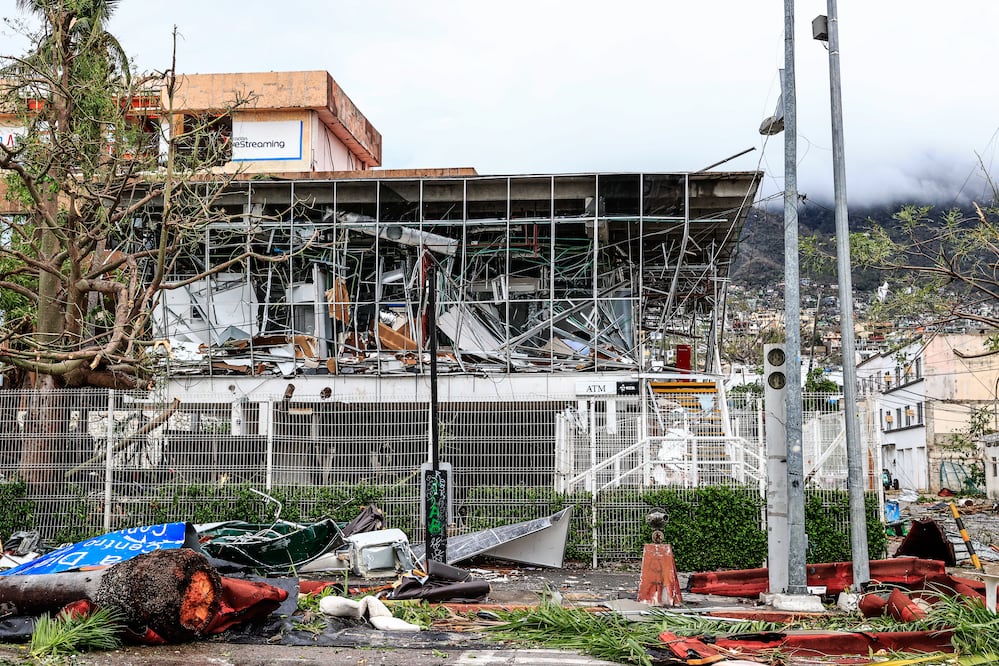 Escombros en una calle afectada por el paso del huracán Otis, en Acapulco, en el estado de Guerrero. Foto EFE/ David Guzmán