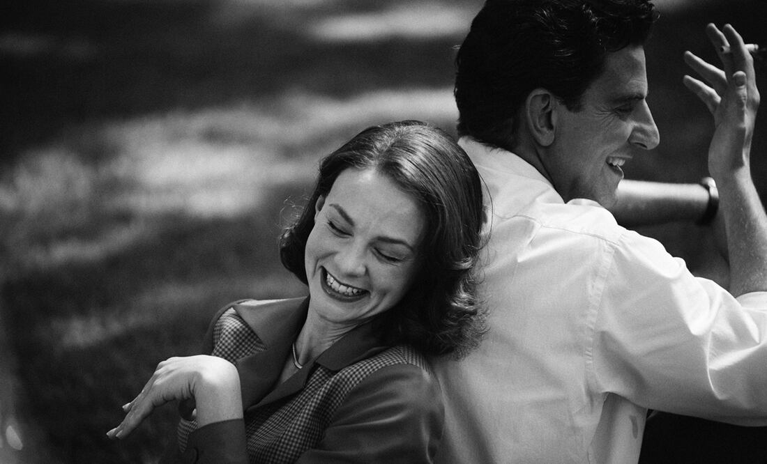En esta imagen proporcionada por Netflix Carey Mulligan como Felicia Montealegre, izquierda, y Bradley Cooper como Leonard Bernstein en una escena de "Maestro". (Jason McDonald/Netflix vía AP)