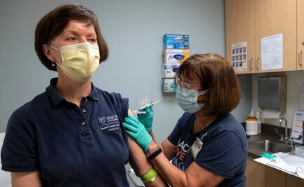 Reciben en EU tercera dosis de vacuna para 'combatir virus con mutaciones'
