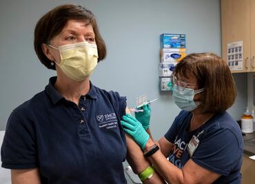 Reciben en EU tercera dosis de vacuna para 'combatir virus con mutaciones'