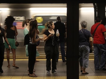 Golpean a mujer en Metro de Brooklyn; “Odio a los mexicanos”, justifica atacante