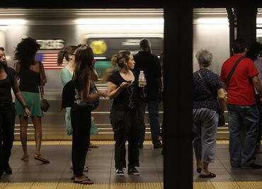 Golpean a mujer en Metro de Brooklyn; “Odio a los mexicanos”, justifica atacante