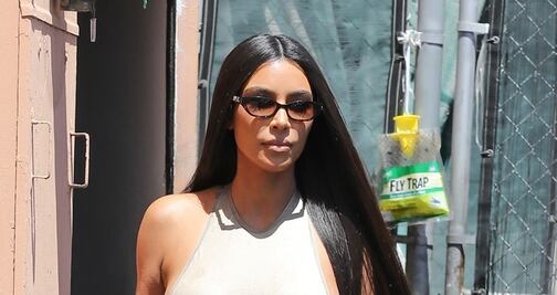 Kim Kardashian luce curvilínea con bodysuit al estilo braless