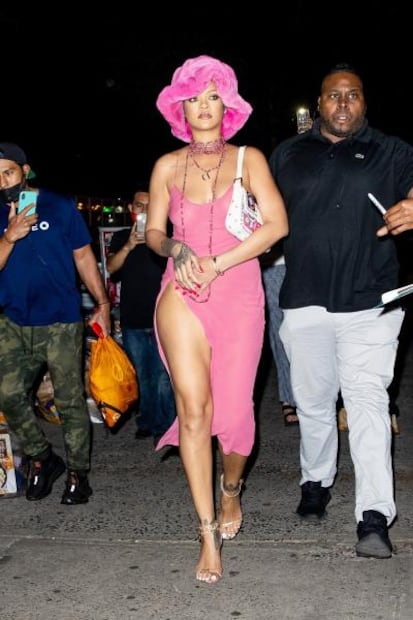 Rihanna luce vestido transparente y es captada en romance con A$AP Rocky