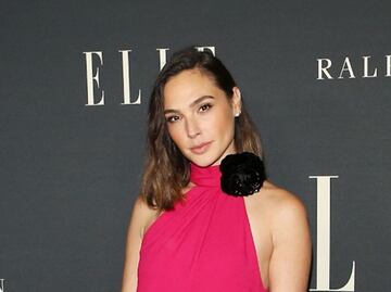 Gal Gadot presume figura con vestido satinado en sesión de fotos