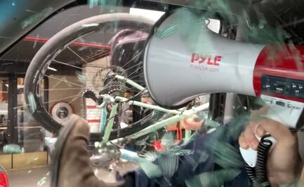 Arrojan bicicleta a hombre que protestaba contra cubrebocas en Canadá