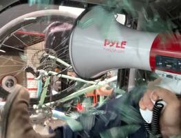 Arrojan bicicleta a hombre que protestaba contra cubrebocas en Canadá