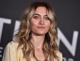 Paris Jackson se luce en minifalda y top braless en desfile de moda en Los Ángeles