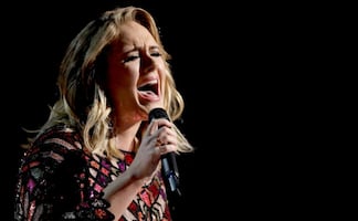 Adele pospone su residencia de 24 fechas en Las Vegas