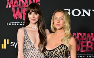 'Madame Web'. Dakota Johnson y Sydney Sweeney dejan poco a la imaginación con vestidos transparentes
