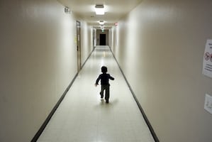 EU prepara deportación masiva de niños migrantes; senador demócrata pide frenar el plan