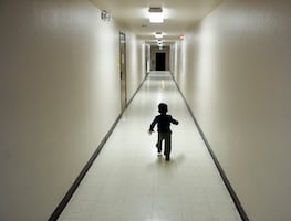 EU prepara deportación masiva de niños migrantes; senador demócrata pide frenar el plan