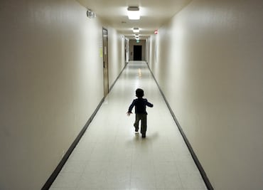 EU prepara deportación masiva de niños migrantes; senador demócrata pide frenar el plan