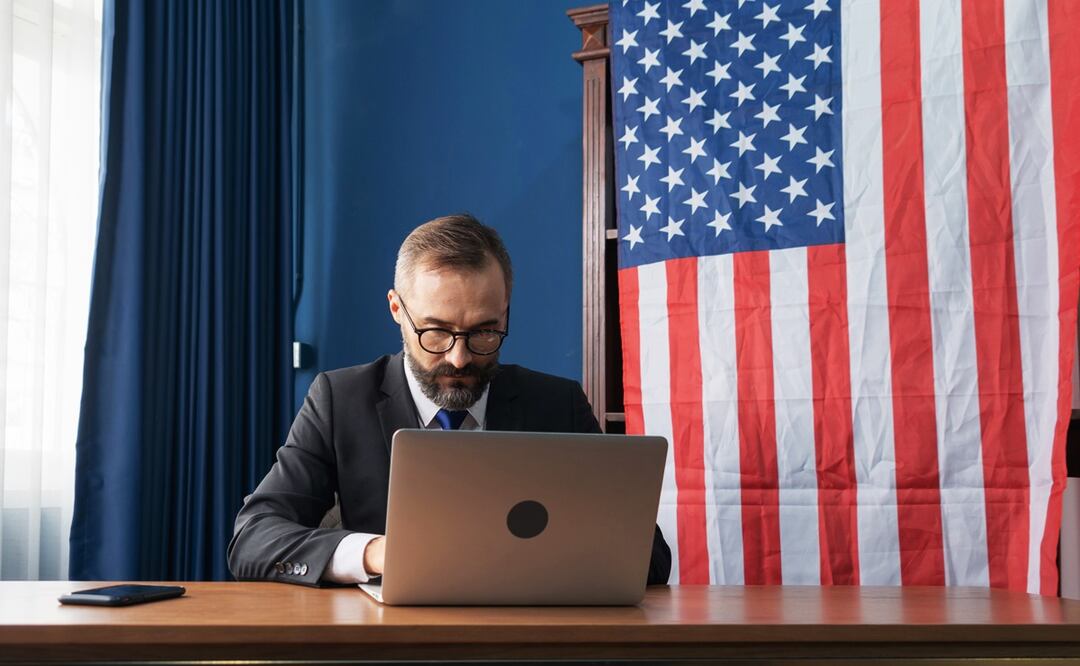 Trabajo en la Embajada de Estados Unidos/ iStock/tampatra