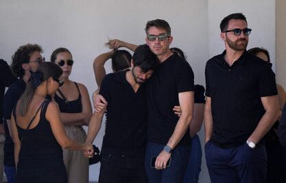 Familia del jugador del Liverpool Diogo Jota y su hermano se reúne en capilla antes de funeral