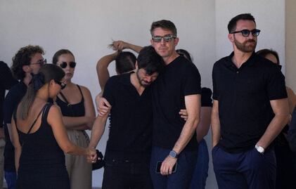 Familia del jugador del Liverpool Diogo Jota y su hermano se reúne en capilla antes de funeral