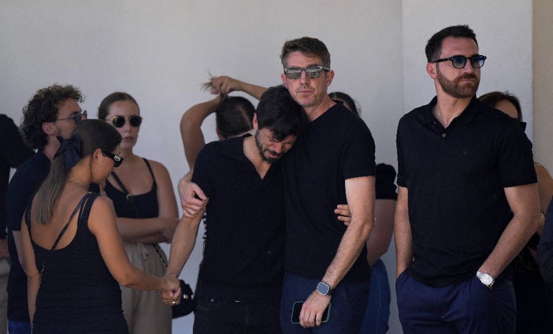 Familia del jugador del Liverpool Diogo Jota y su hermano se reúne en capilla antes de funeral. (AP Photo/Manu Fernandez)