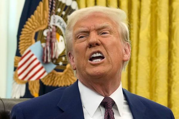 Trump firma orden para que los bancos revisen el estatus migratorio de sus clientes