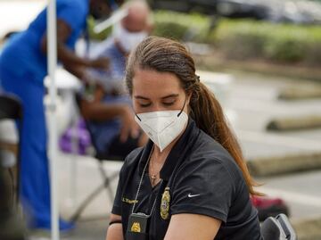 Florida multará a ciudades y condados que obliguen a vacunarse