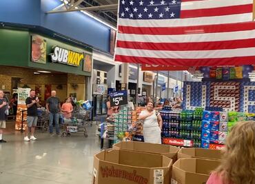 Video. Clientes paran compras para cantar el himno de EU en Walmart de Texas