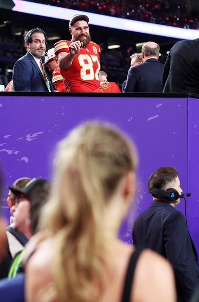 Taylor Swift y Travis Kelce celebran el campeonato de los Chiefs en afterparty al tono de ‘Love Story’. Foto: AFP