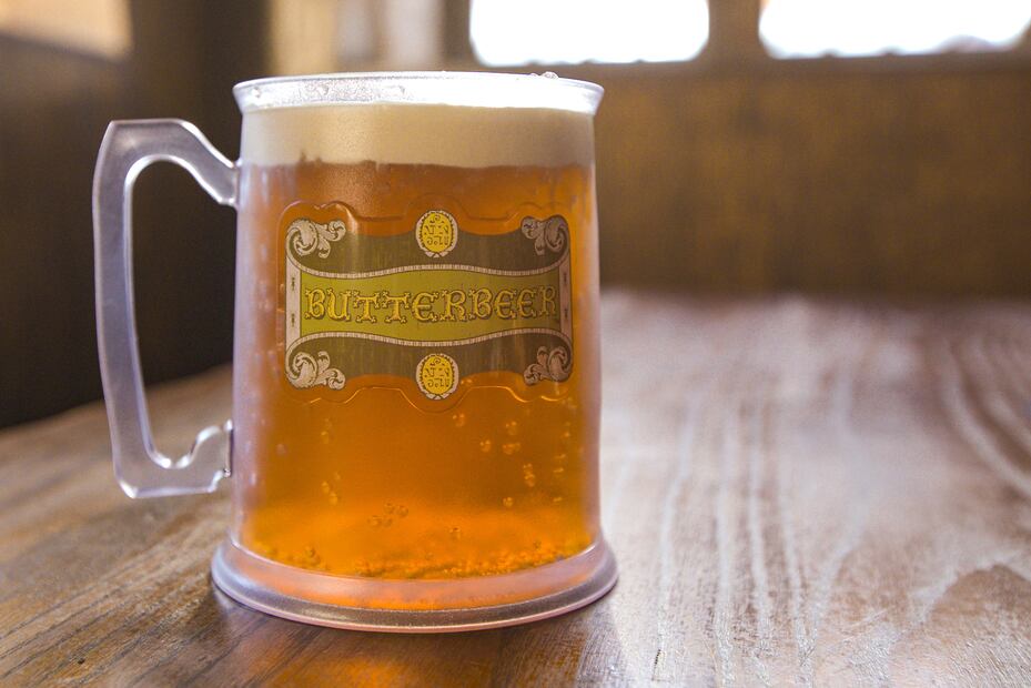 Foto cortesía Universal Studios News/ : Universal lanza versión vegana de la cerveza de mantequilla de Harry Potter
