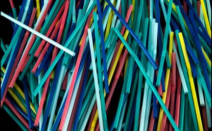 Canadá prohibirá uso de popotes y bolsas plásticas a finales de 2021