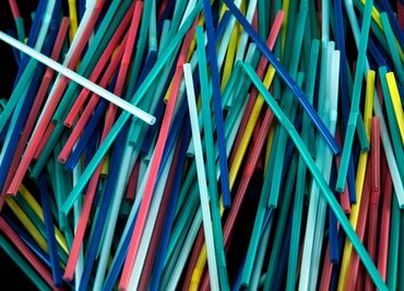 Canadá prohibirá uso de popotes y bolsas plásticas a finales de 2021
