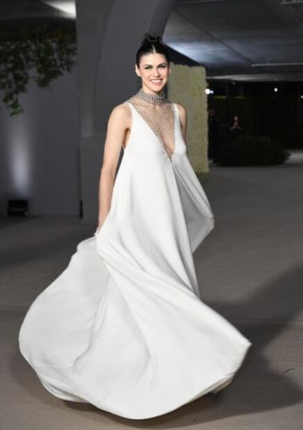 Alexandra Daddario deslumbra con vestido de escote de malla en Los Ángeles