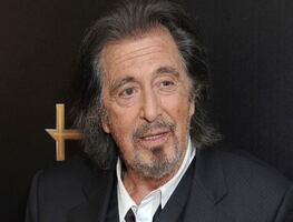 Captan a Al Pacino, de 85 años, muy cariñoso con una joven periodista en Italia