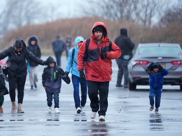 Familias de migrantes dejan sus albergues en Nueva York en medio una tormenta invernal