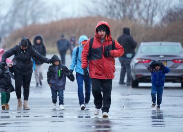 Familias de migrantes dejan sus albergues en Nueva York en medio una tormenta invernal