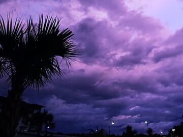 Huracán Dorian provoca espectacular cielo violeta en Florida