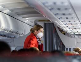 Piloto agrede a asistente de vuelo durante discusión por cubrebocas en California