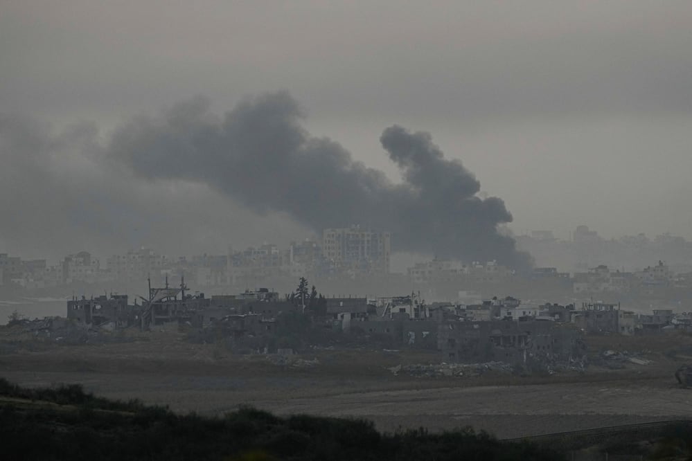 Decenas de tanques israelíes entraron el lunes en el sur de la Franja de Gaza, (AP Photo/Ohad Zwigenber)
