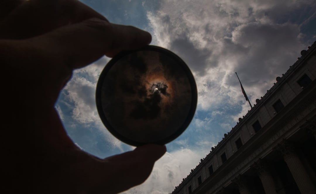 ¿Cómo ver de forma segura el eclipse solar anual de 2023, según la NASA? Foto: iStock-Dmitry Vorobyev