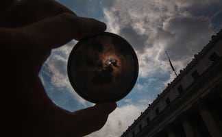 ¿Cómo ver de forma segura el eclipse solar anular de 2023, según la NASA?