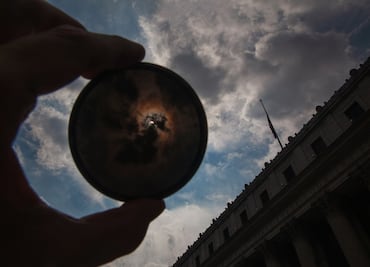 ¿Cómo ver de forma segura el eclipse solar anular de 2023, según la NASA?