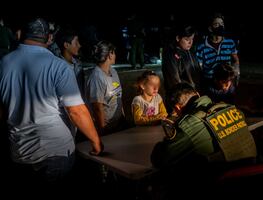 "Dígale no al coyote. Entrar de forma ilegal al país es un delito”, dice EU a migrantes