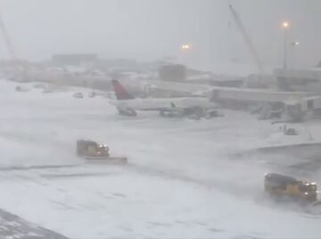 Las impactantes imágenes de la tormenta de nieve en el aeropuerto de Denver