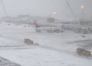Las impactantes imágenes de la tormenta de nieve en el aeropuerto de Denver