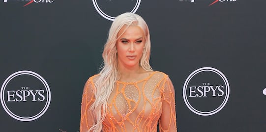 Luchadora de la WWE sorprende con minivestido de transparencias