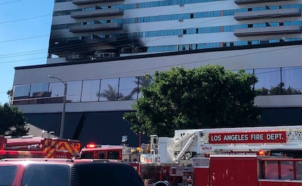 Video. Personas escapan por ventanas en incendio de edificio en Los Ángeles