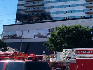 Video. Personas escapan por ventanas en incendio de edificio en Los Ángeles