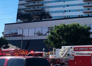 Video. Personas escapan por ventanas en incendio de edificio en Los Ángeles