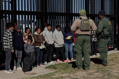 Autoridades migratorias exigen a personas irregulares en EU registrarse ante el gobierno