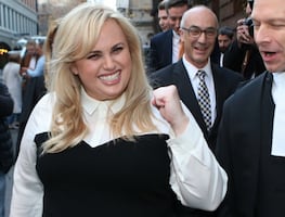 Rebel Wilson se luce en bikini durante paseo en yate por Portofino