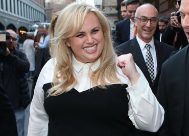 Rebel Wilson se luce en bikini durante paseo en yate por Portofino