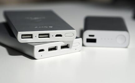 ¿Se puede viajar con baterías de celular portátiles en el avión?